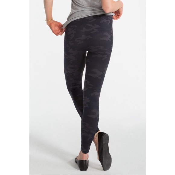 NWT SPANX Black Camo Look at Me Now Seamless Legging - Picture 12 of 13
